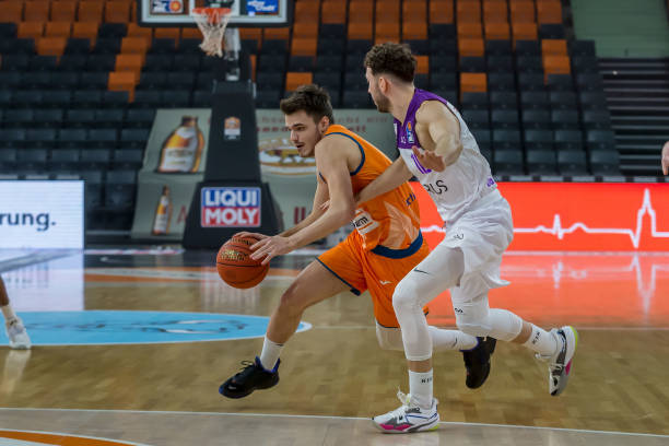 旧的角力中 旧的角力中